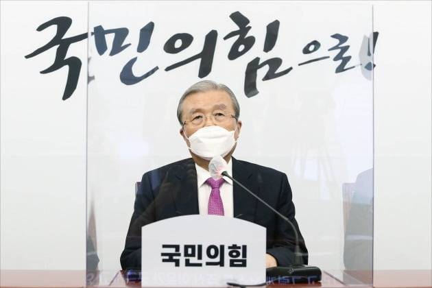김종인 국민의힘 비상대책위원장이 3일 오전 서울 여의도 국회에서 열린 취임 100일 기자회견에서 온라인 화상회의 시스템을 활용해 취재진의 질문에 답변하고 있다. 2020.9.3 [사진=연합뉴스]