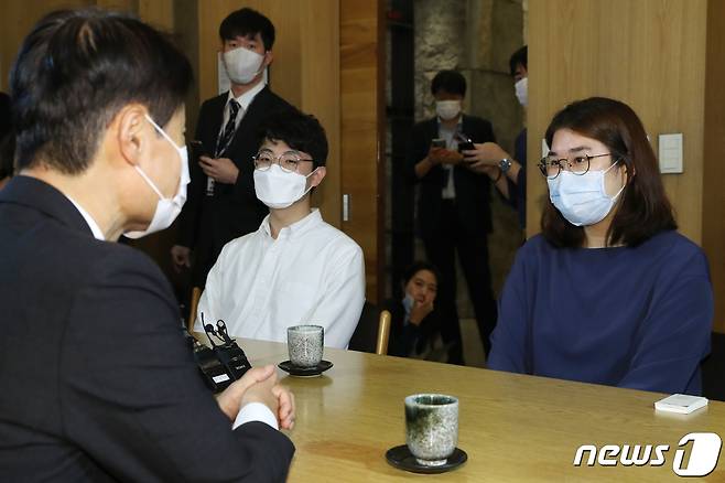 김강립 보건복지부 차관과 박지현 대한전공의협의회 회장이 6일 오후 서울 서초구 팔래스호텔에서 만나 간담회를 앞두고 인사말을 나누고 있다.  2020.8.6/뉴스1 © News1 민경석 기자