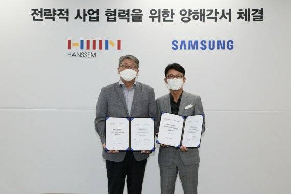 지난 4일 서울 상암동 한샘 사옥에서 강봉구 삼성전자 한국총괄(오른쪽)과 강승수 한샘 회장(왼쪽)이 양사 간 공동사업 강화를 위한 업무협약을 체결했다. /삼성전자 제공