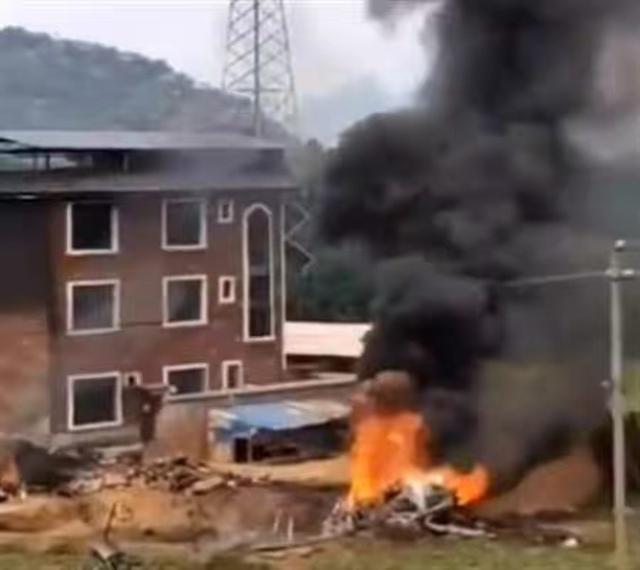 중국 광시성 구이린의 농촌 민가 근처에 전투기가 추락해 불길과 검은 연기가 치솟고 있다. 트위터 캡처
