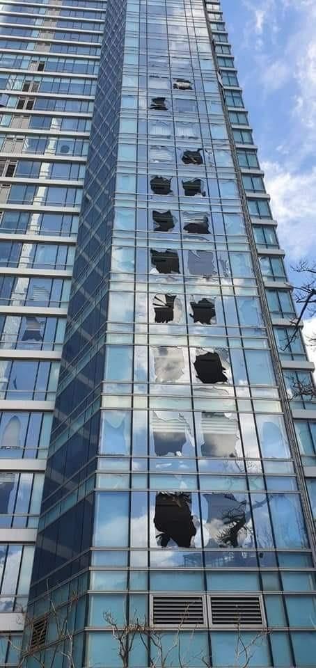 태풍 마이삭 영향으로 창문이 부서진 부산 해운대 고층 건물