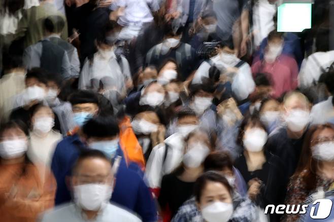 7일 오전 서울 동작구 지하철 사당역에서 마스크를 착용한 시민들이 출근길 발걸음을 옮기고 있다. 정부는 지난 4일 신종 코로나바이러스 감염증(코로나19) 방역 강화를 위한 사회적 거리두기 2.5단계 조치를 오는 13일 까지 1주일 연장했다.2020.9.7/뉴스1 © News1 이광호 기자