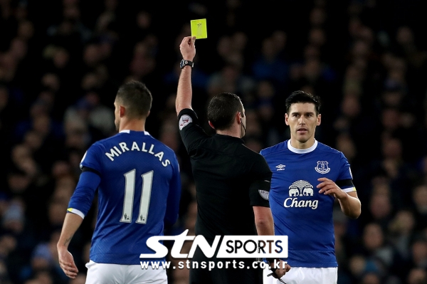 에버튼 시절 배리(사진 우측)