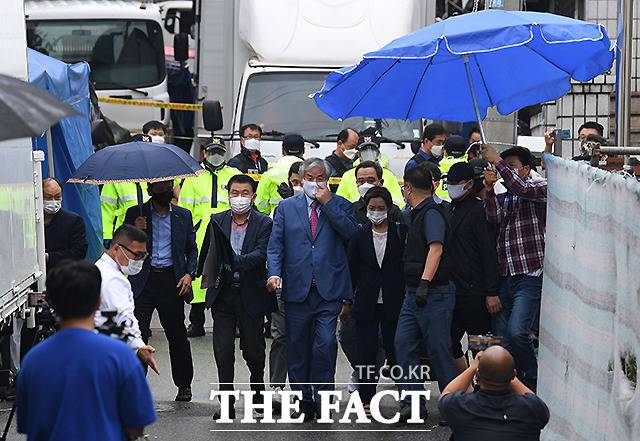 전광훈 사랑제일교회 목사가 7일 오후 교회 인근 자택을 나서는 가운데, 일부 신도들이 뒤따르고 있다.