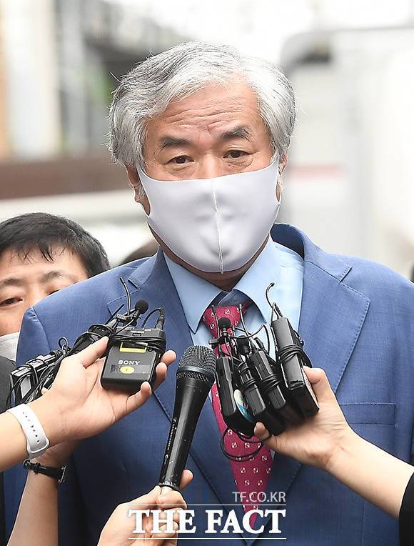 겨우 상황이 정리된 후 취재진 질의에 답하는 전 목사