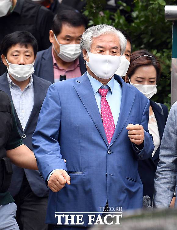 전 목사의 뒤를 따르는 박상학 자유북한운동연합 대표(왼쪽)와 강연재 변호사(오른쪽)