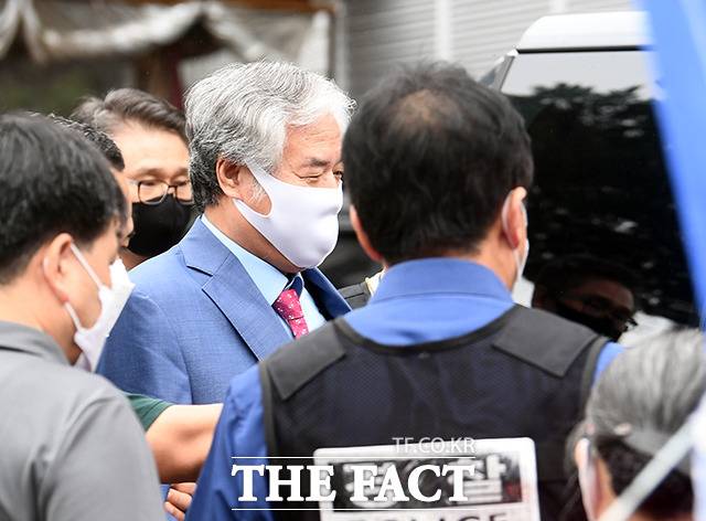 '옅은 웃음' 지으며, 140일만에 다시 구치소로