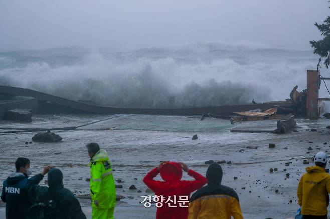 제10호 태풍 ‘하이선’이 지나간 7일 경북 포항에는 최대 순간풍속 시속 114km의 강풍이 불어 파도가 상가 주차장으로 넘어오자 경찰과 취재진이 불안한 모습으로 이를 지켜보고 있다. 2020.09.07 / 포항 | 이석우 기자