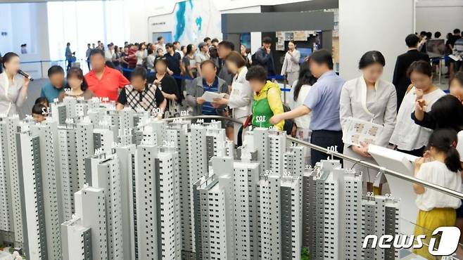 지난해 6월 부산 연제구 연산동 삼성물산 ‘래미안 어반파크’ 견본주택을 찾은 방문객들로 북적이고 있다.   부산진구 연지2구역 재개발로 들어서는 래미안 어반파크는 총 2616가구 아파트로 조성되며, 이중 전용면적 51~126㎡ 1360가구가 일반분양 된다. (삼성물산 제공) 2019.6.22/뉴스1
