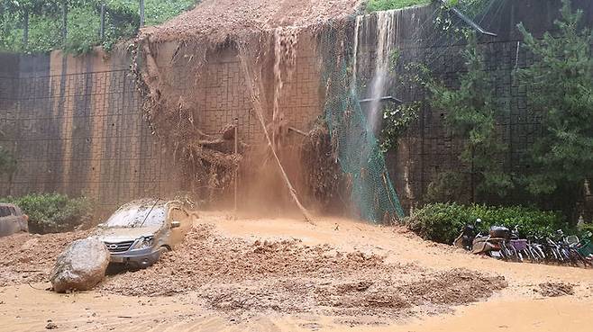 제10호 태풍 '하이선' 영향으로 폭우가 쏟아지면서 7일 오전 경남 거제시 문동동 한 아파트 앞 절개지가 무너졌다.