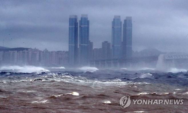 태풍 하이선 최근접 부산 해상 폭풍 (부산=연합뉴스) 조정호 기자 = 제10호 태풍 '하이선'이 부산에 접근 중인 7일 오전 부산 해운대와 수영구 광안대교 일대 해상에 거친 파도가 몰아치고 있다. 2020.9.7 ccho@yna.co.kr