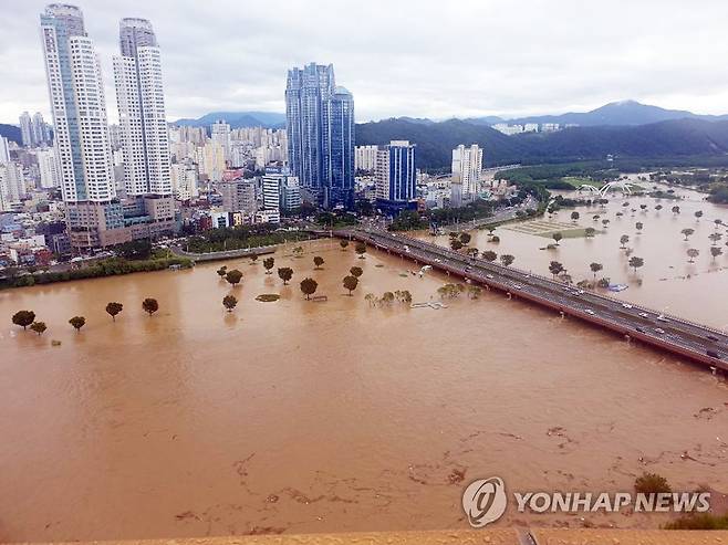 불어난 태화강에 잠긴 도로 (울산=연합뉴스) 7일 제10호 태풍 '하이선'의 영향으로 내린 많은 비로 울산 태화강이 범람해 주변 도로가 물에 잠겨 있다. 2020.9.7 [독자 제공. 재판매 및 DB 금지] canto@yna.co.kr