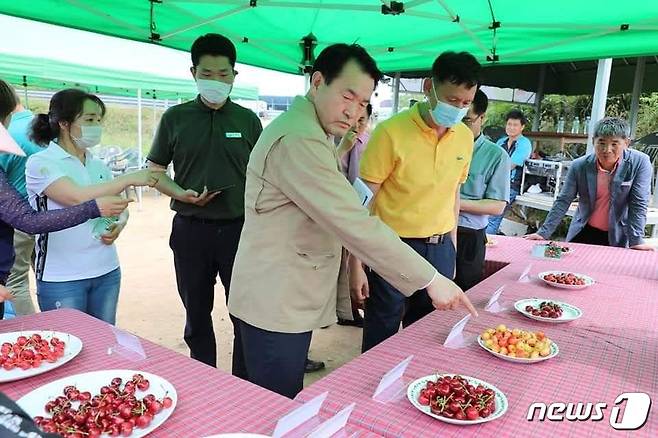 정종순 장흥군수가 지역행사장에서 출품작들을 살펴보고 있다. /© 뉴스1