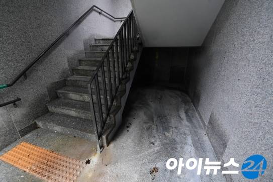 7일에 찾은 해당 아파트 단지 곳곳에서 누수현장을 쉽게 찾아볼 수 있었다. [사진=정소희기자]