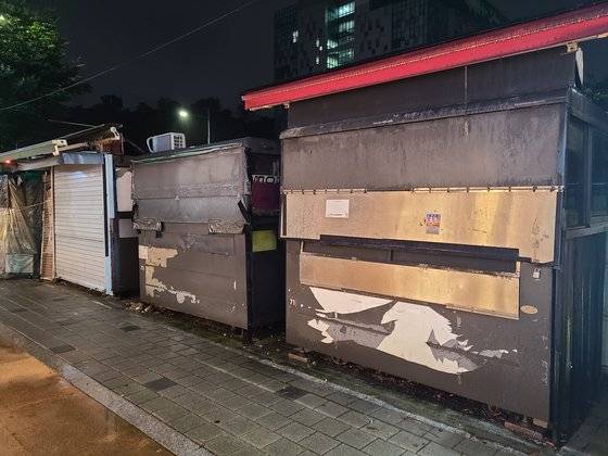건대입구역 인근에서 닭꼬치 등 먹거리들 팔던 거리 가게가 굳게 닫혀있다. 권혜림 기자