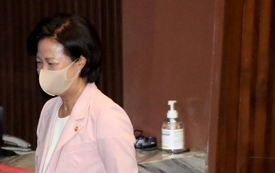 추미애 법무부 장관이 7일 서울 여의도 국회 본회의장에서 교섭단체 대표연설이 끝나자 퇴장하고 있다. [연합뉴스]