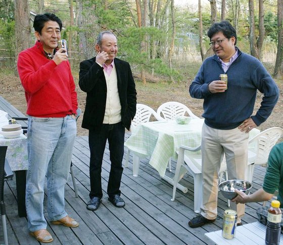 아베 신조(왼쪽) 일본 총리의 '사학 스캔들'에 연루됐다는 의혹을 받는 하기우다 고이치(萩生田光一·오른쪽) 관방부장관의 2013년 5월 블로그에 게재된 사진. 가운데는 아베 총리의 오랜 친구로 알려진 가케학원의 가케 고타로(加計孝太郞) 이사장이다. [연합뉴스]