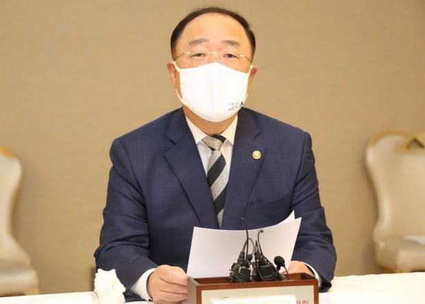 부동산시장 점검회의를 주재하고 있는 홍남기 부총리 겸 기획재정부 장관(사진=연합뉴스)