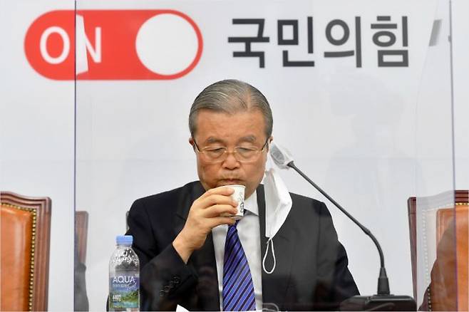 국민의힘 김종인 비상대책위원장이 지난 7일 서울 여의도 국회에서 열린 비상대책위원회의에서 물을 마시는 모습.(사진=연합뉴스)