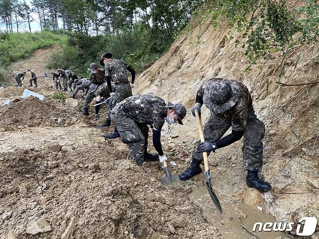 태풍 ‘하이선’으로 피해를 입은 고성군 죽왕면 가진리에서 9일 육군 8군단 예하 22사단 북진연대 장병들이 피해농가 배수로 토사를 제거하고 있다. (육군 8군단 제공) 2020.9.9/뉴스1 © News1