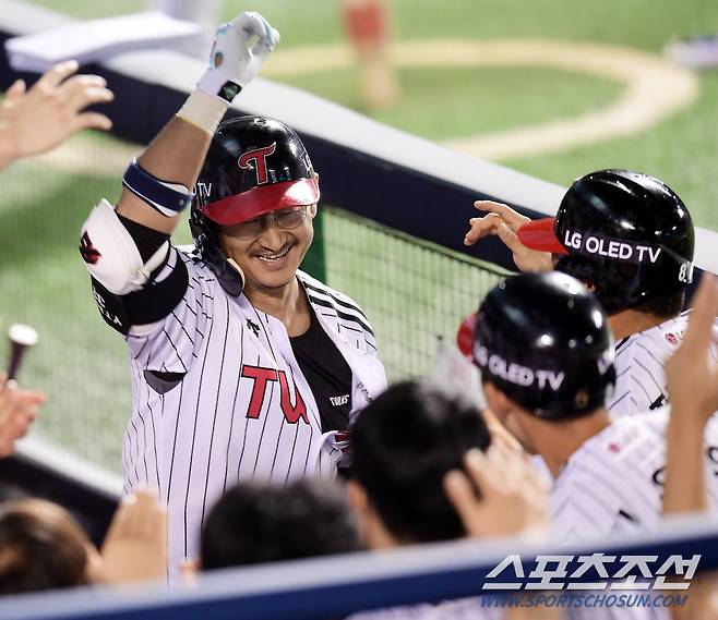 3일 NC 다이노스와의 홈경기에서  LG박용택이 8회말 역전 3점홈런을 쏘아 올리고 덕아웃을 흥분의 도가니에 빠뜨리고 있다.