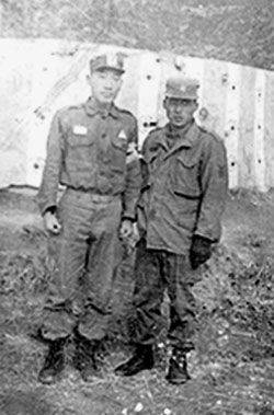 1970년대 용산 카투사에서 복무한 이낙연(왼쪽) 더불어민주당 대표./월간조선