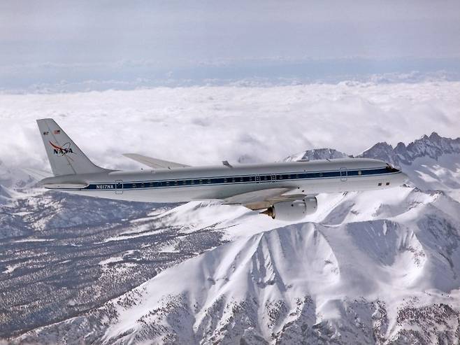 눈이 쌓인 미국 서부 캘리포니아주 시에라네바다 산맥 위를 NASA의 연구용 항공기 DC-8이 지나가고 있다. NASA 제공