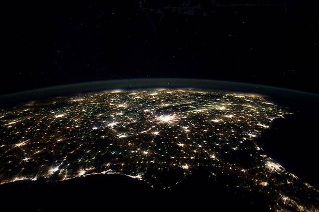 국제우주정거장(ISS)에서 촬영한 걸프만 주변의 모습이다. 코로나19가 바꾸는 다양한 지구 환경이 관측되고 있지만, 반대로 지구 환경도 코로나19에 영향을 미칠 수 있다는 분석이다. NASA 제공