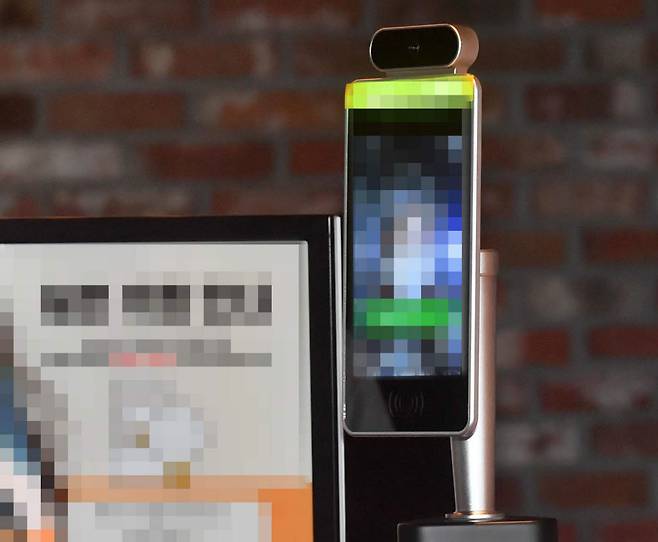 한 대형 매장에 설치된 안면인식 열화상 카메라. (사진은 기사와 관계 없음)