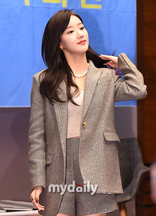 ▲ 이나은 '우아한 머리 넘기기'