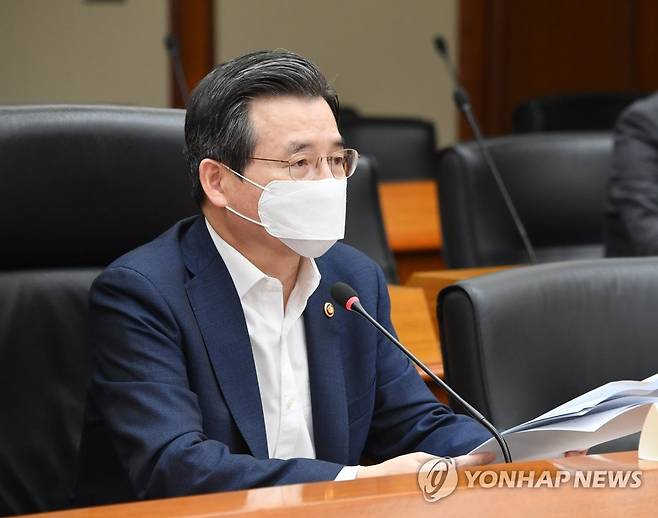 발언하는 김용범 차관 (서울=연합뉴스) 김용범 기획재정부 1차관이 8일 서울 여의도 수출입은행에서 열린 '한국판 뉴딜 자문단 출범 및 그린뉴딜 분과 제1차 회의'에서 발언하고 있다. 2020.9.8       [기획재정부 제공. 재판매 및 DB 금지] photo@yna.co.kr
