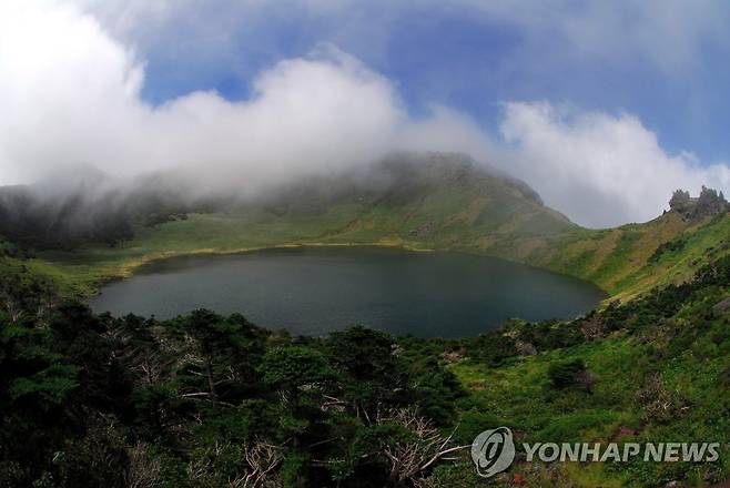 하늘에서 본 백록담 만수 모습 [연합뉴스 자료사진]