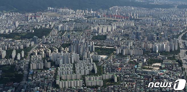 서울 송파구 롯데월드타워 서울스카이에서 바라본 아파트 단지의 모습. 2020.9.4/뉴스1 © News1 김진환 기자