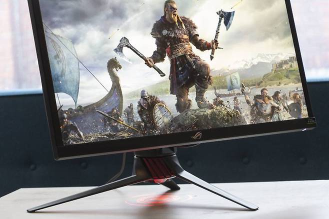 에이수스 ROG Strix XG248Q는 에이수스 게이밍 모니터만의 독창적인 디자인 스탠드가 적용돼있다. 출처=IT동아