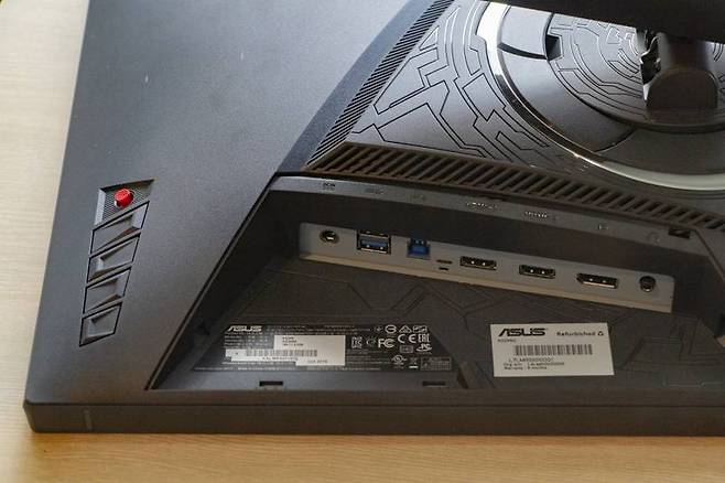 외부입력 인터페이스는 모니터 후면에 대각선으로 배치돼있고, 전용 커버를 활용해 덮을 수 있다. 출처=IT동아