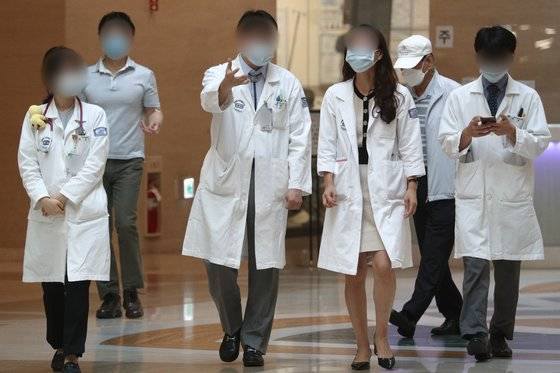 전공의들이 집단휴진 끝에 업무에 복귀한 8일 오전 서울 서초구 서울성모병원에서 의료진들이 업무를 보고 있다.  뉴스1