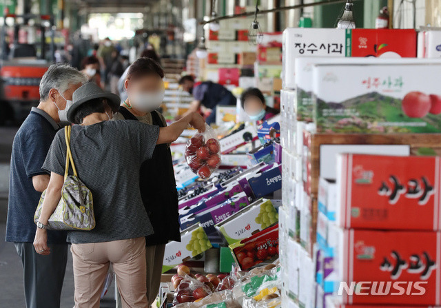 [서울=뉴시스] 고승민 기자 = 농림축산식품부가 추석 성수기를 앞두고 농산물 가격 급등에 우려가 있지만 기상이변 등 특이사항이 없으면 9월 상순을 지나면서 가격이 안정화될 전망이라고 밝힌 8일 서울 가락농수산물시장을 찾은 시민이 과일을 고르고 있다. 2020.09.08.kkssmm99@newsis.com