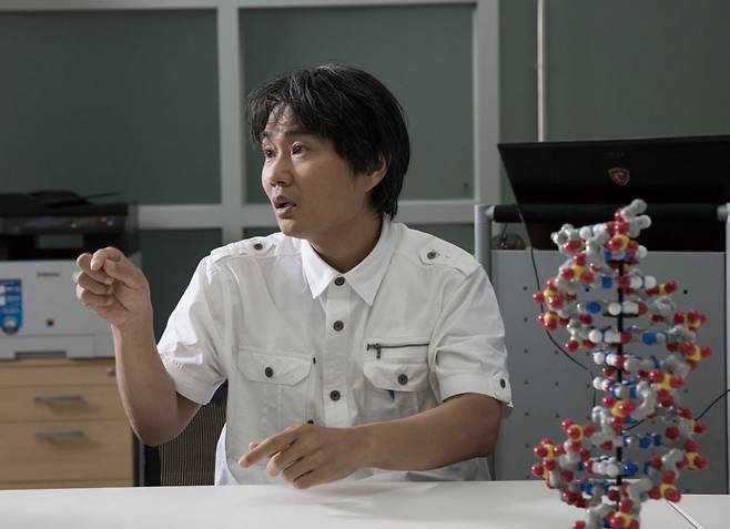 박종화 UNIST(울산과학기술원) 교수가 표준 게놈에 대해 설명하고 있다. ⓒUNIST 제공