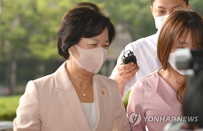 추미애 법무부 장관 오늘도 출근 (과천=연합뉴스) 정하종 기자 = 추미애 법무부 장관이 10일 오전 경기도 정부과천청사 법무부로 출근하고 있다. 2020.9.10 chc@yna.co.kr