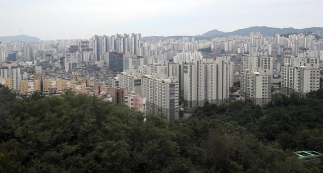6일 서울 강북구 북서울꿈의숲 전망대에서 바라본 강북구와 그 일대 아파트 단지의 모습. 연합뉴스