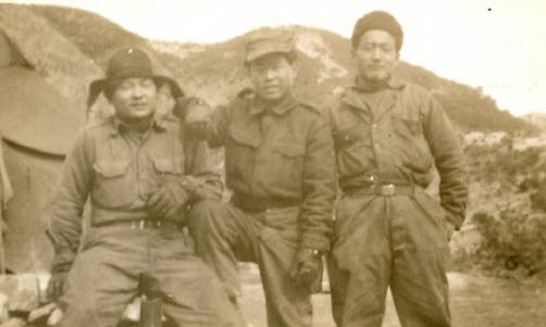 6·25전쟁 당시 네덜란드 반호이츠 부대에 배속된 카투사 장병들이 기념사진을 촬영하고 있다.    /연합뉴스