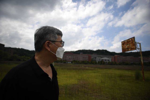 주용기 전 서남대 교수가 지난달 25일 전북 남원 서남대학교 운동장에서 본관 건물을 바라보고 있다. 서남대는 2018년 2월 28일 폐교됐다. 남원=윤성호 기자
