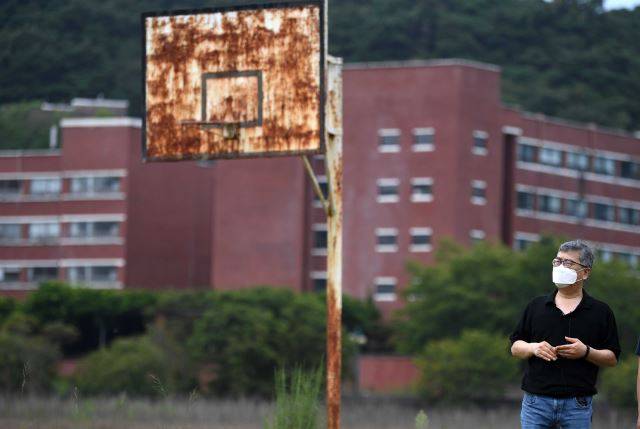 주용기 전 서남대 교수가 지난달 25일 전북 남원 서남대 캠퍼스 운동장에 서있다. 주 교수 뒤로 녹슨 농구골대와 건물이 있다. 서남대는 2018년 2월 28일 폐교됐다. 남원=윤성호 기자