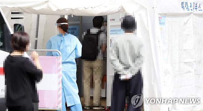 코로나19 검사 기다리는 시민들 [연합뉴스 자료 사진]