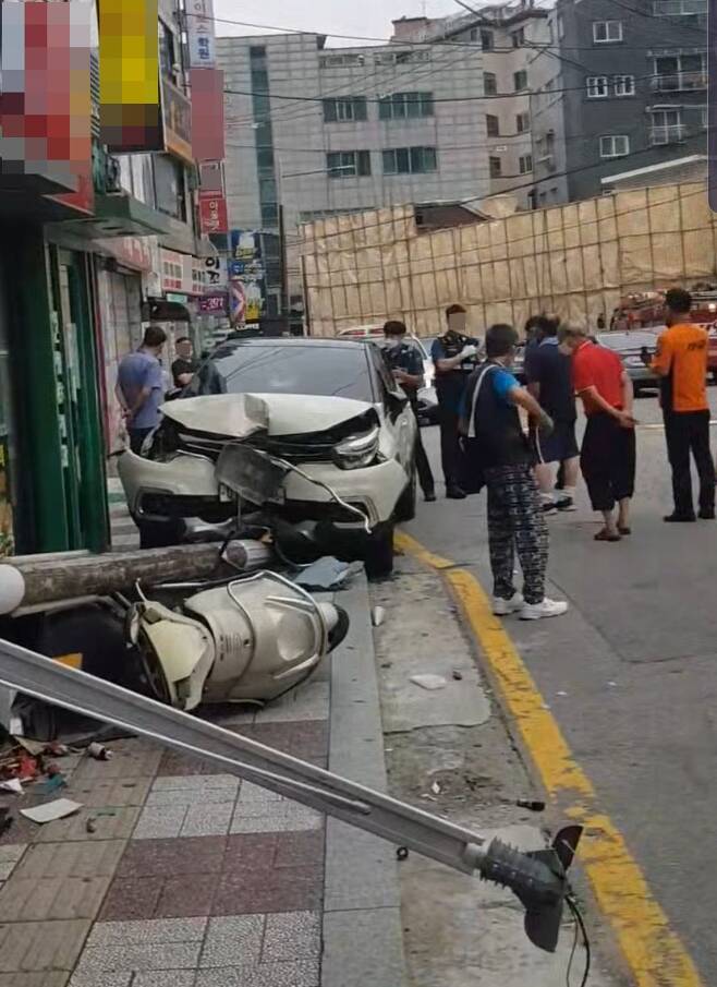 6일 오후 3시30분쯤 서울 서대문구 홍은동의 한 햄버거 가게 앞에서 소형 SUV가 들이받아 전봇대가 쓰러져있다. 이 전봇대에 부딪힌 6세 남자 아이는 병원에 실려갔으나 끝내 숨졌다./독자제공