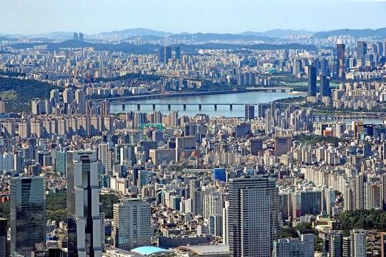 13일 서울부동산정보광장에 따르면 지난달 서울의 아파트 거래는 3992건으로, 전달의 4분의 1 수준으로 감소했다. 사진은 이날 서울 전경. [연합뉴스]