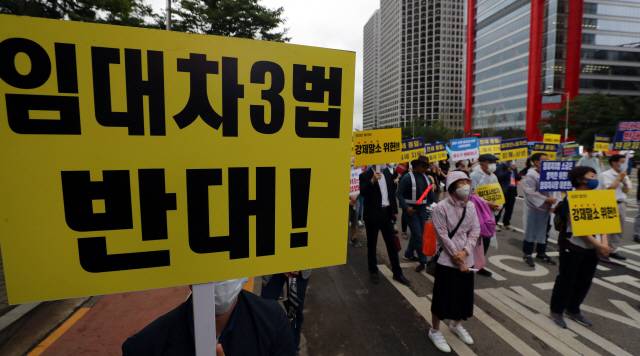 정부의 부동산 규제 정책에 반대하는 시민들이 지난 8일 서울 여의도에서 열린 집회에서 임대차3법 등에 반대하며 시위하고 있다./연합뉴스