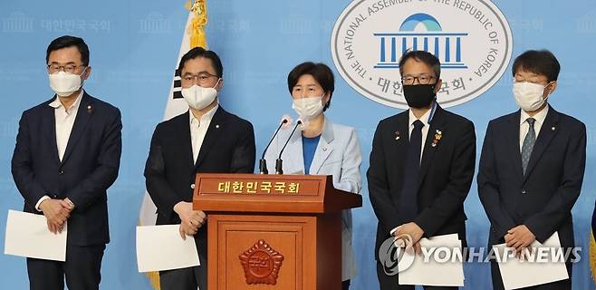더불어민주당 소속 국회 법사위원들이 8월 24일 오전 국회 소통관에서 공수처장 후보자추천위원회 위원추천 촉구 기자회견을 하는 모습. 왼쪽부터 소병철 의원, 김종민 의원, 백혜련 간사, 박주민 의원, 최기상 의원. [연합뉴스 자료사진]