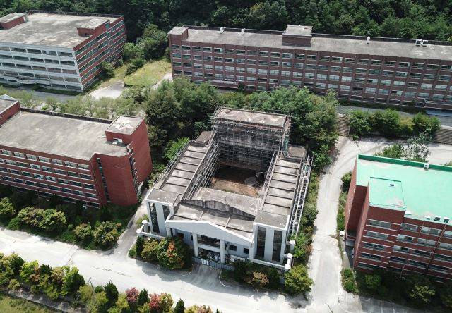 지난달 25일 촬영한 전북 남원 서남대학교 모습. 서남대는 2018년 2월 폐교됐지만 법인 소유 병원 2곳만 매각됐을 뿐 남원캠퍼스를 포함한 9곳의 자산은 매수자가 나타나지 않아 그대로 방치돼 있다. 남원=윤성호 기자