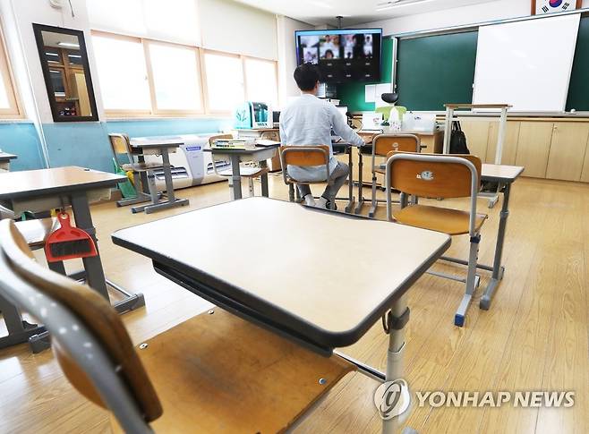 텅 빈 교실에서 온라인 수업을 진행하는 교사 [연합뉴스 자료사진]